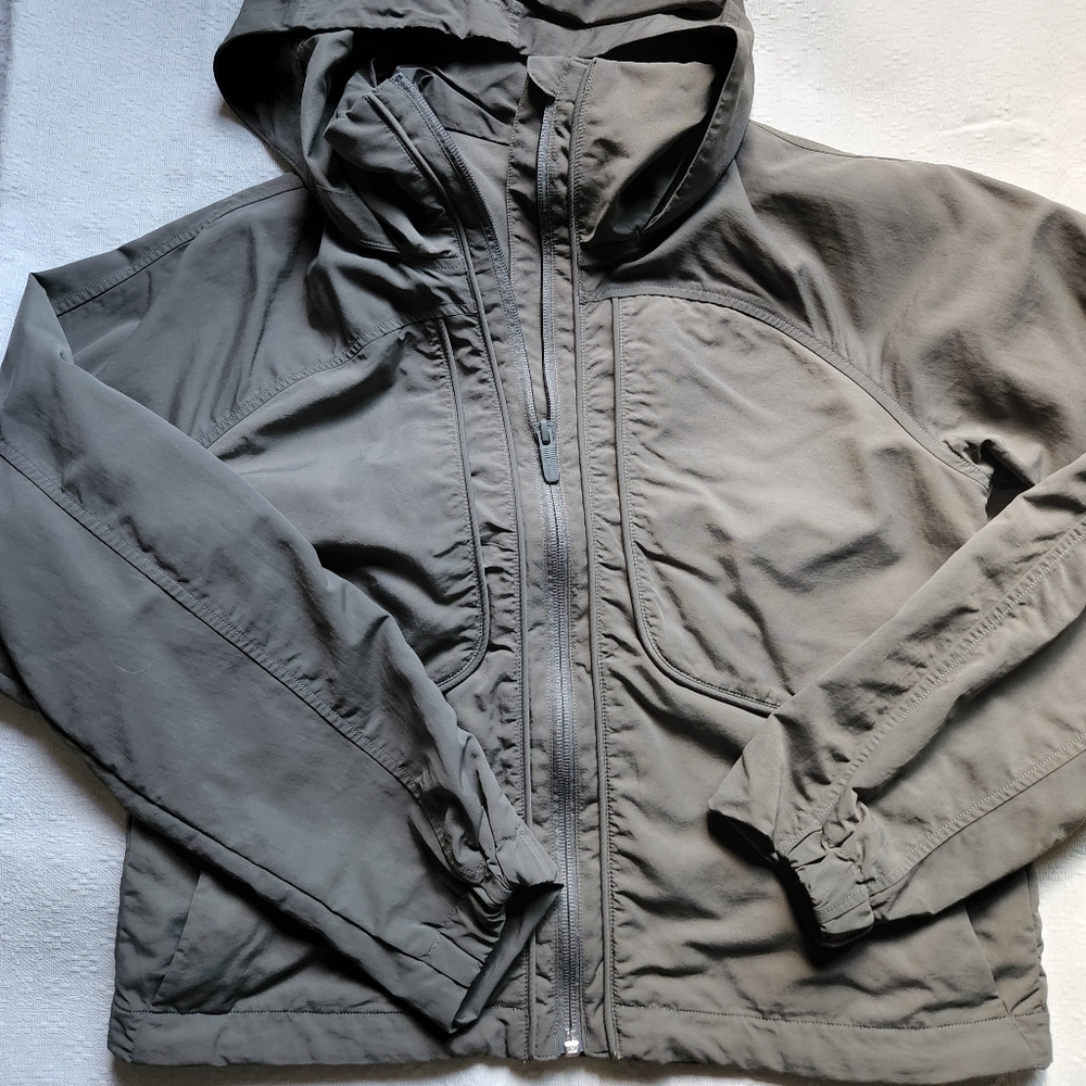 Lululemon Always Effortless Jacket in Sage Green Size 2